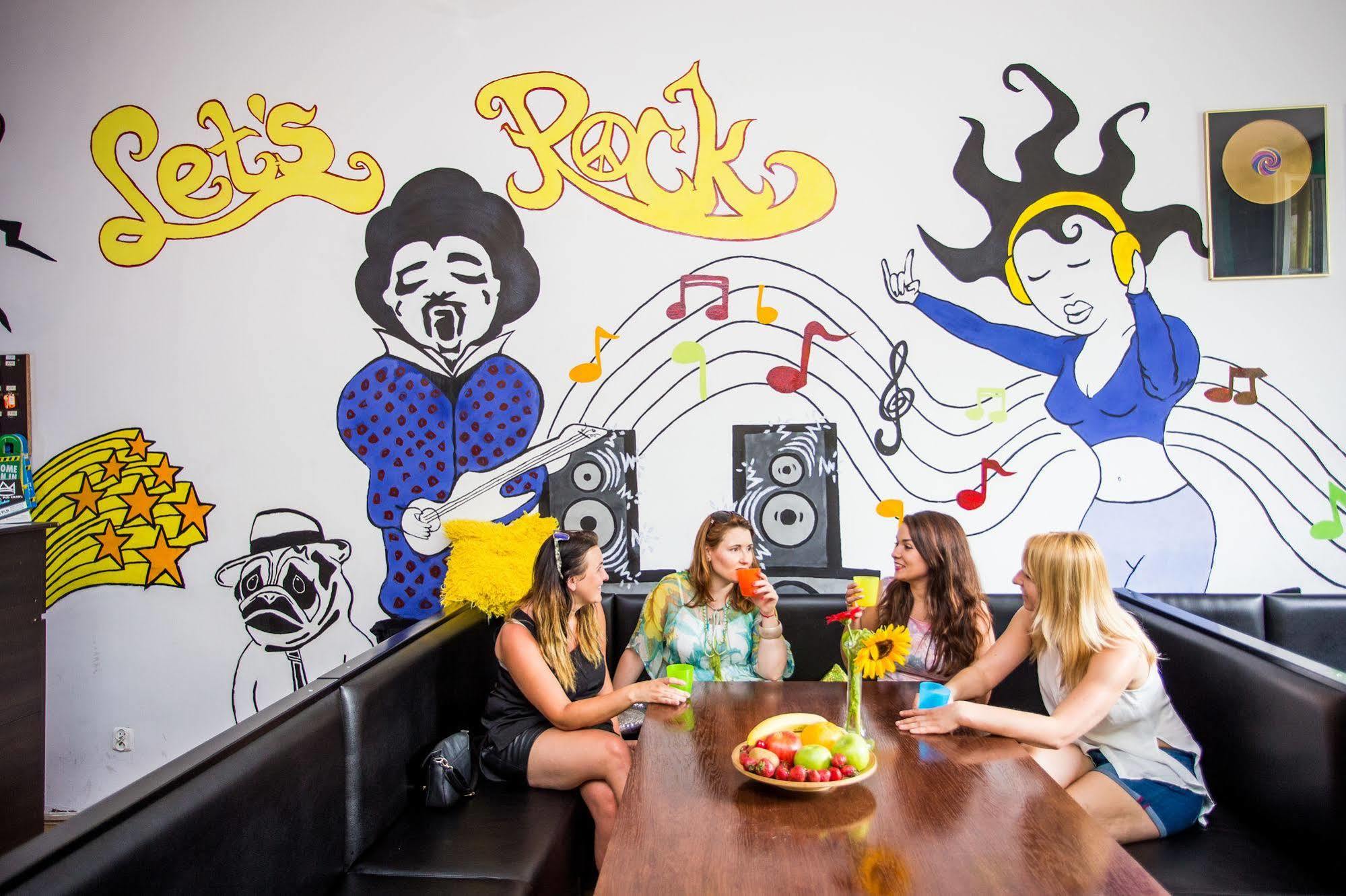 Let'S Rock Party Hostel! Age Limit From 18 Until 40! クラクフ エクステリア 写真
